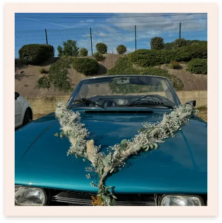 Voiture avec fleurs sur le capot